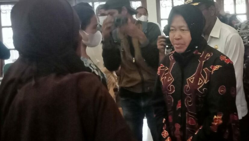 Menteri Risma Berikan Santunan pada Ahli Waris Korban Gempa di Jayapura
