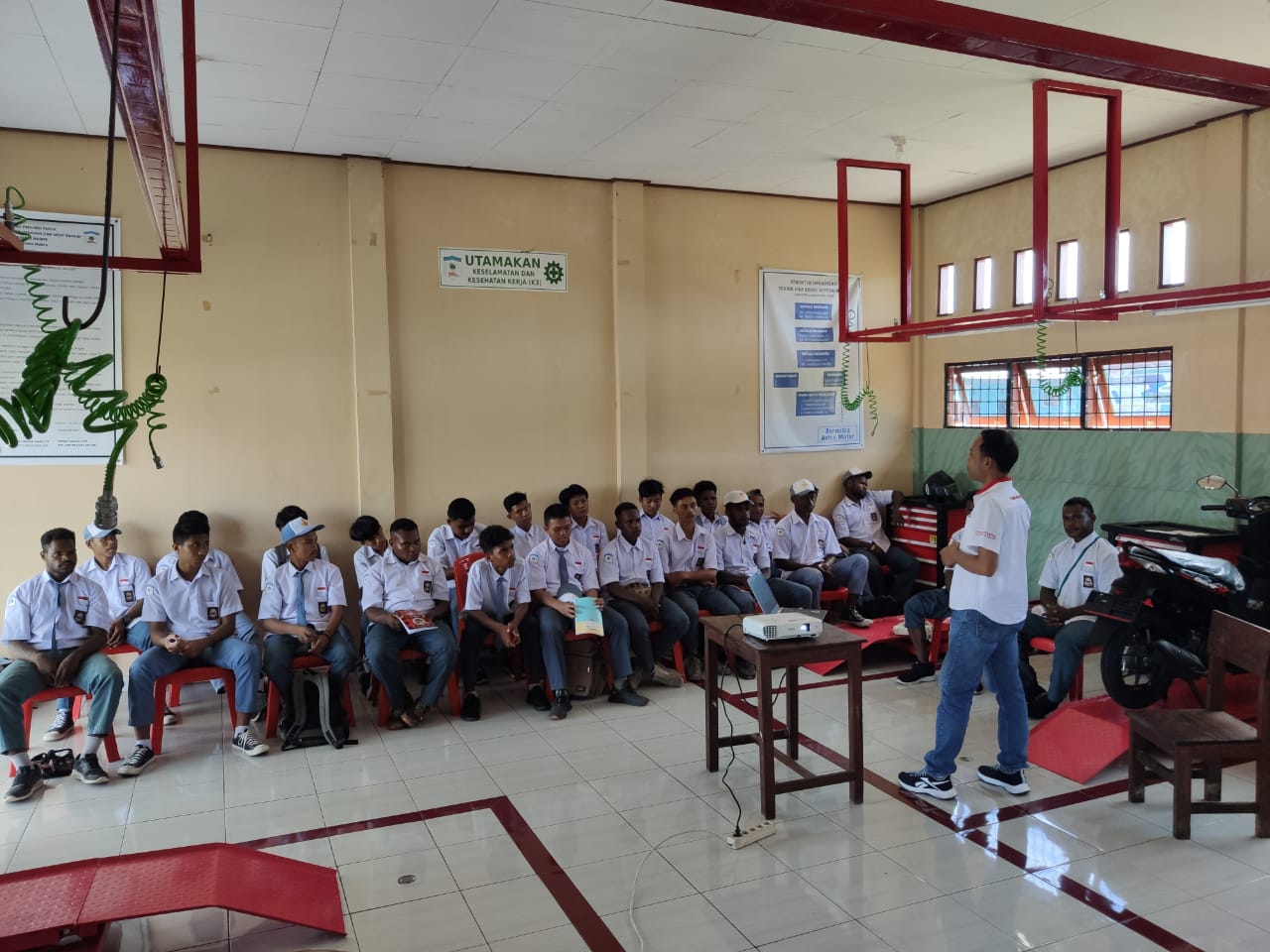 SMK Negeri 2 Nabire menjadi sekolah binaan Astra Motor Papua khusususnya jurusan Teknik dan Bisnis Sepeda Motor (TBSM).
