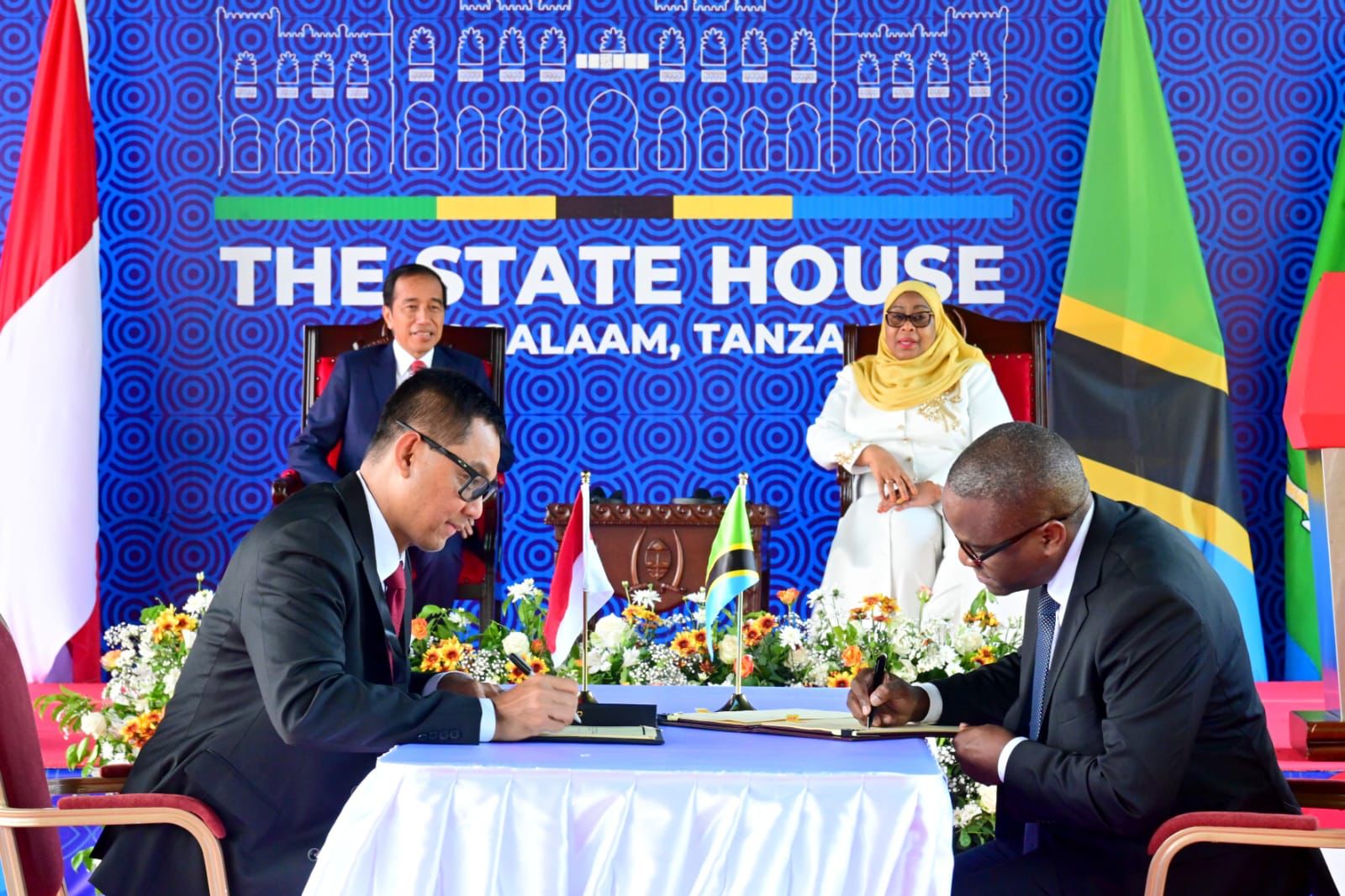 Direktur Utama PLN Darmawan Prasodjo dan Managing Director TANESCO, Maharage Chande, teken Memorandum Of Understanding ( MoU ) yang disaksikan oleh Presiden Jokowi di Dar Es Salaam, Tanzania,Selasa (22/8/2023). ( Foto : Istimewa ).