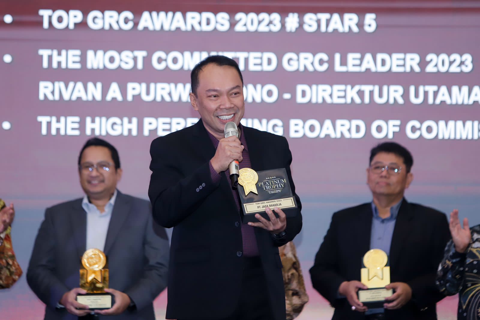 Direktur Utama Jasa Raharja Rivan A Purwantono ketika menerima penghargaan dari Ajang TOP GRC Awards 2023.( Foto : Istimewa )