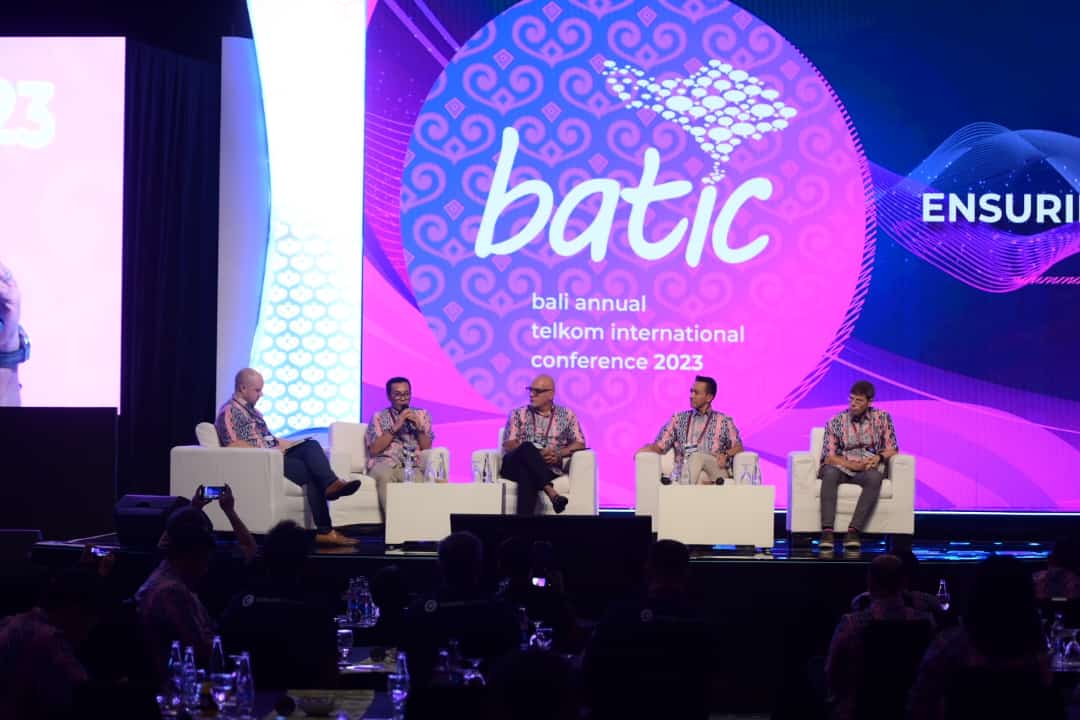 (Kiri ke kanan) Senior Managing Director Delta Partners Sam Evans, CEO Telin Budi Satria Dharma Purba, CEO Axiata Group Wholesale, Group Chief Carrier and Wholesale Officer Nabil Baccouche, CEO Console Connect by PCCW Global Marc Halbfinger dalam sesi panel pada gelaran BATIC 2023 di The Westin Nusa Dua Bali, Rabu (6/9). ( Foto : Istimewa ).