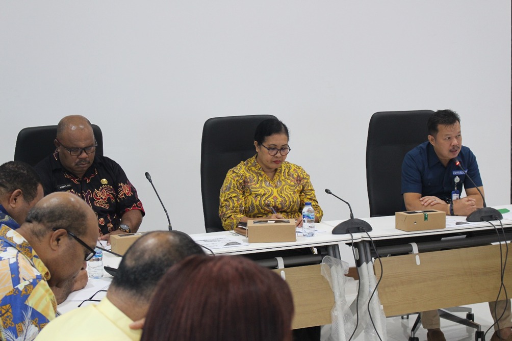 Asisten Perekonomian dan Kesejahteraan Rakyat Pemrov Papua, Suzana Wanggai ( tengah ) dalam kegiatan Forum Komunikasi dengan Pemangku Kepentingan Utama Provinsi Papua, yang diselenggarakan BPJS Kesehatan, Kamis (14/9/2023).( Foto : Istimewa ).