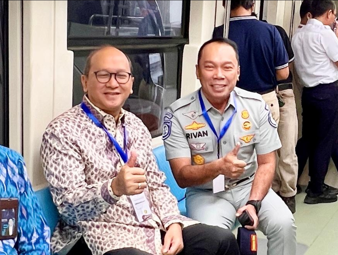 Wamen BUMN Roslan Roeslani ( kiri ) bersama Dirut Jasa Raharja Rivan A Purwantono ( Foto : Istimewa ).