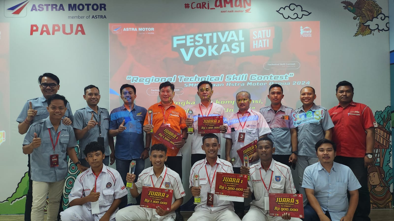 Para pemenang Technical Skill Contest for Student & Technical Skill Contest For Teacher 2024 foto bersama juri dari Astra Motor Papua. ( Foto : Istimewa )