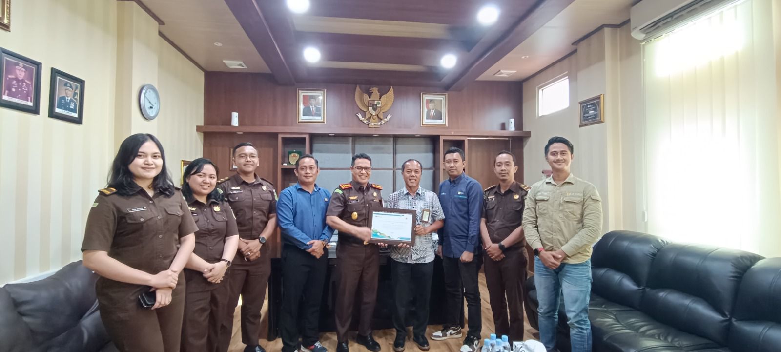 PLN Berikan Apresiasi Stakeholder kepada Kejari Sorong