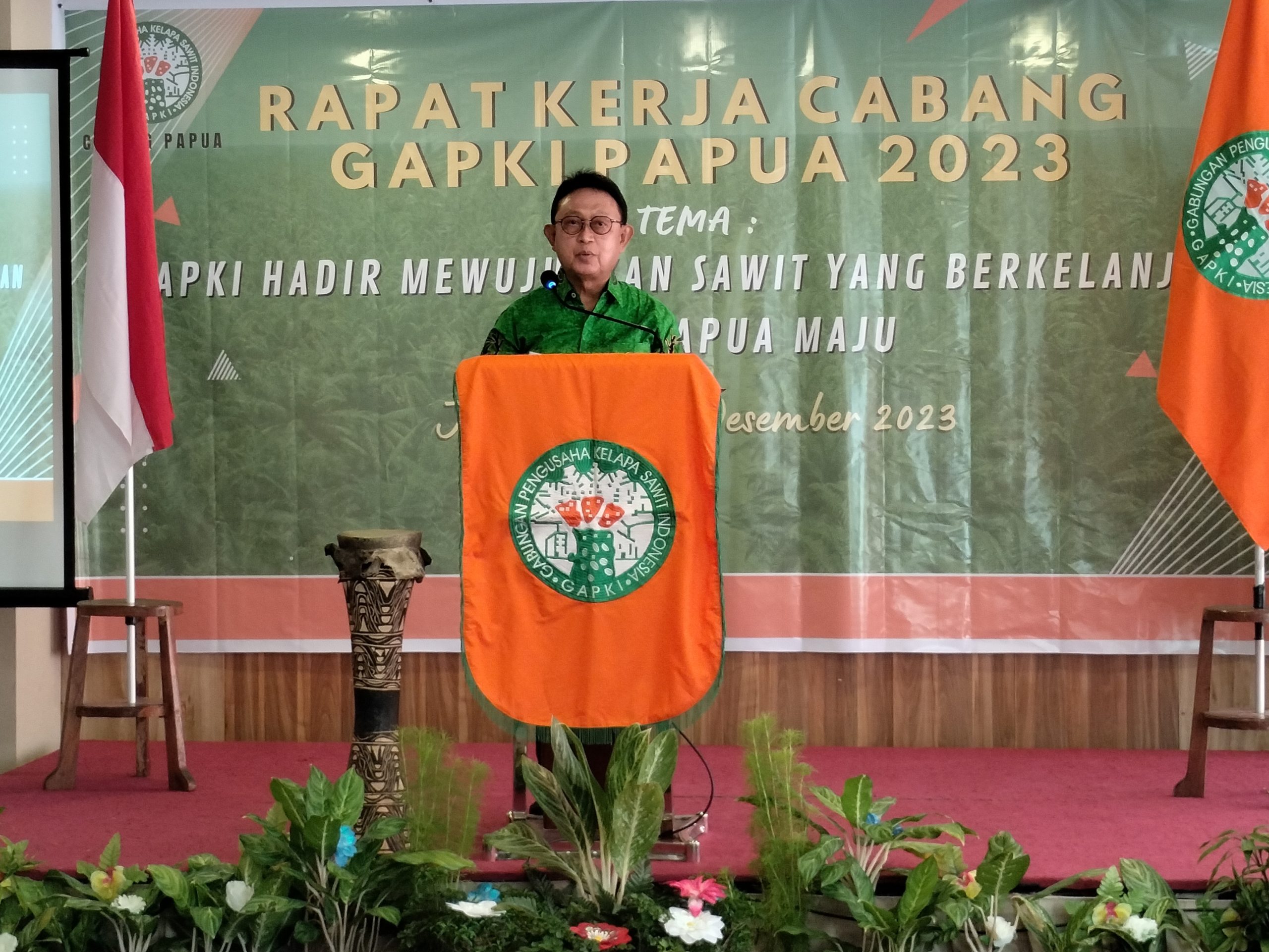 Ketua Umum Gabungan Pengusaha Kelapasawit Indonesia (GAPKI), Eddy Martono ketika menyampaikan sambutan pada Rakercab I GAPKI Papua, Jayapura, Rabu (20/12/2023). (Foto : Muhammad Kasim )