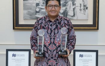 Direktur Hubungan Kelembagaan Jasa Raharja Munadi Herlambang, menunjukkan plakat dan piagam penghargaan. ( Foto : Istimewa )