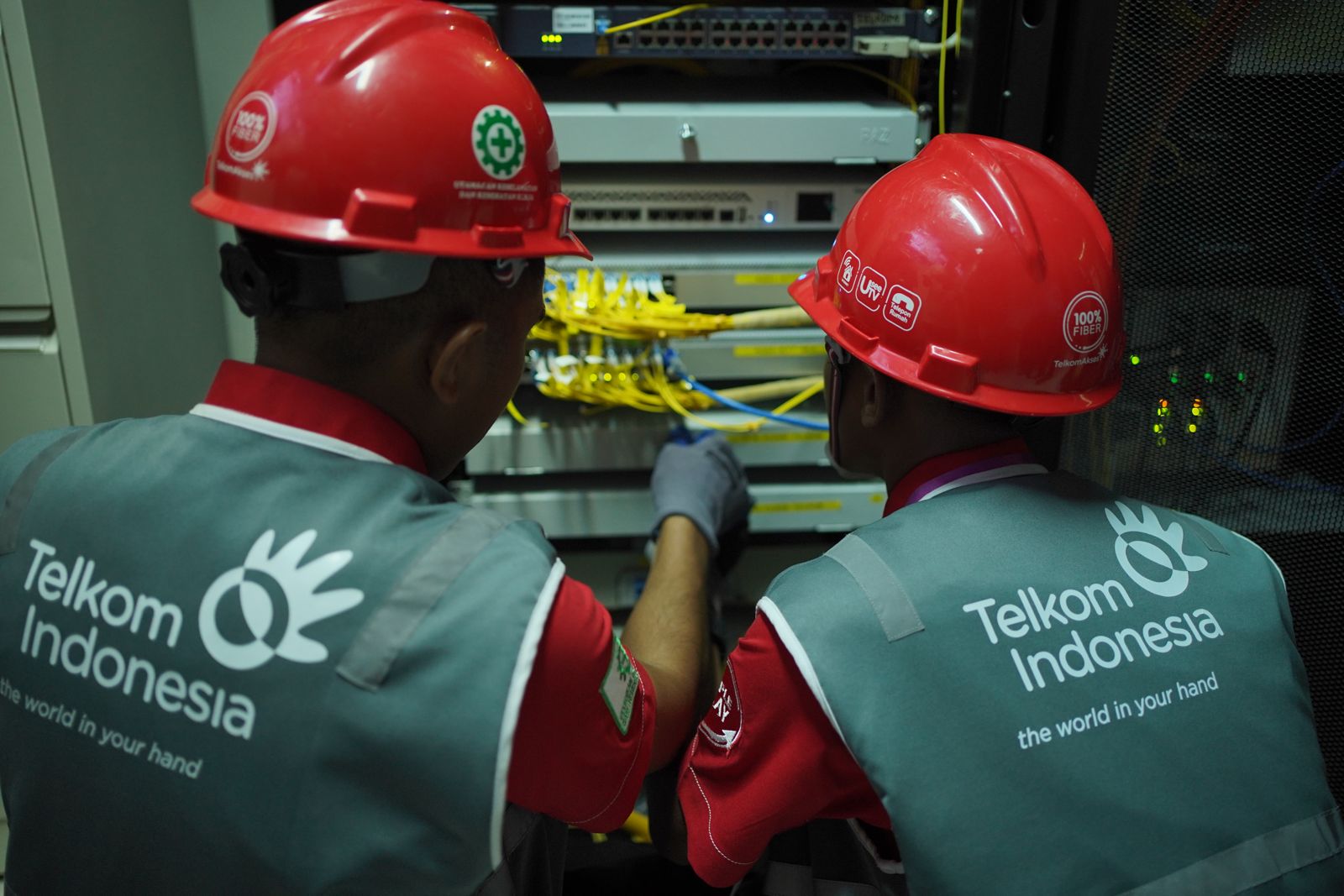 Petugas Telkomgroup sedang mengoptimalkan infrastruktur dan jaringan layanan komunikasi untuk mendukung suksesnya pemilu 2024. ( Foto : Istimewa )