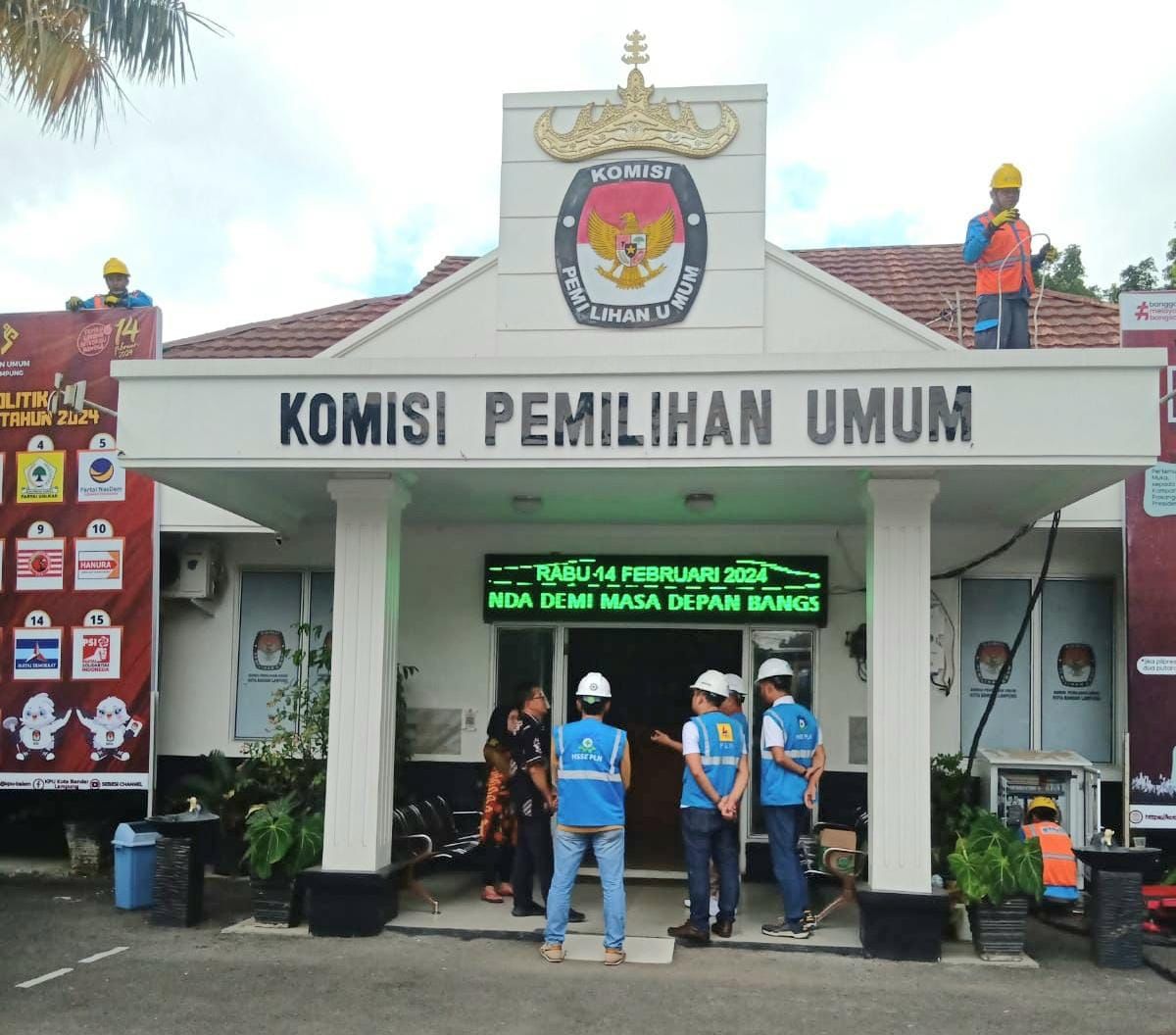 Petugas PLN melakukan siaga kelistrikan di kantor Komisi Pemilihan Umum Kota Bandar Lampung untuk menyukseskan Pemilu 2024. ( Foto : Istimewa )