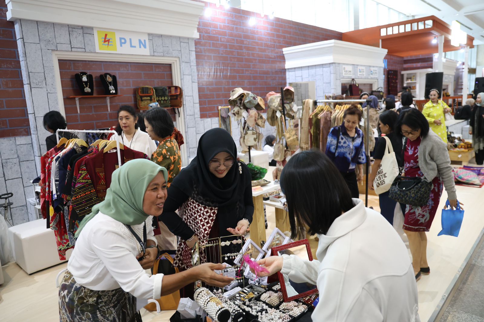 Antusiasme pengunjung pada _booth_ PLN di gelaran INACRAFT 2024 yang menampilkan produk-produk unggulan dari 51 perwakilan Usaha Mikro Kecil (UMK) Binaan PLN. ( Foto : Istimewa )