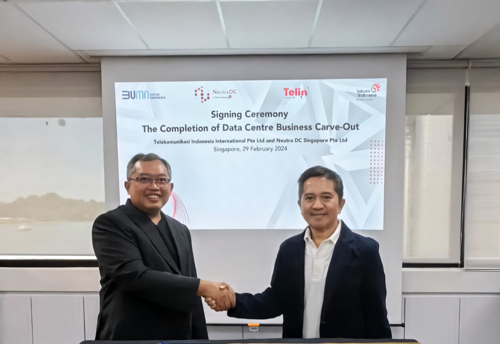 CEO NeutraDC Singapore, Sendang Praptomo (kiri) bersama CEO Telin Singapore, Indarto (kanan), saat melakukan seremoni penyelesaian proses konsolidasi bisnis data center yang sebelumnya dikelola oleh Telin di Singapura, beberapa waktu lalu (foto: istimewa).
