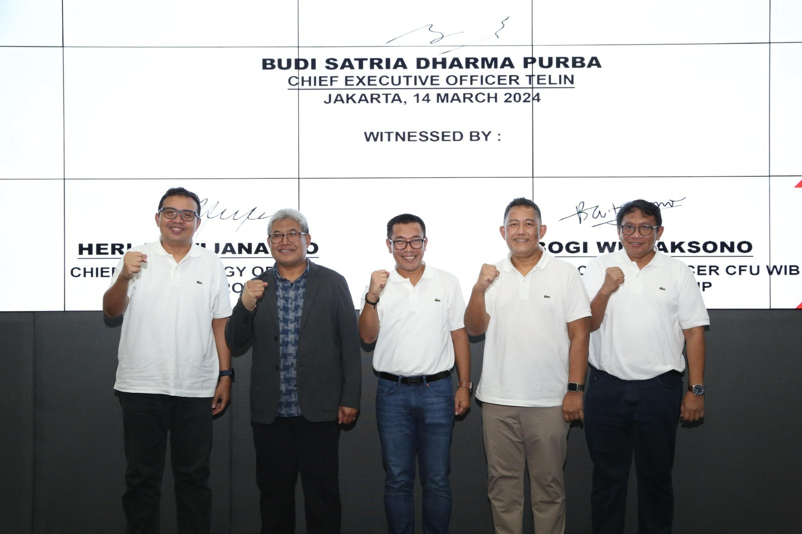 Direktur Wholesale & International Service Telkom, Bogi Witjaksono (kedua dari kanan); Direktur Network & IT Solution Telkom, Herlan Wijanarko (kedua dari kiri); CEO Telin, Budi Satria Dharma Purba (tengah); CFRO Telin Doni Andriansyah (paling kiri) dan CTO Telin Akhmad Ludfy (paling kanan) saat peresmian Telin Operation and Command Center (TOCC) beberapa waktu lalu. ( Foto : Istimewa )
