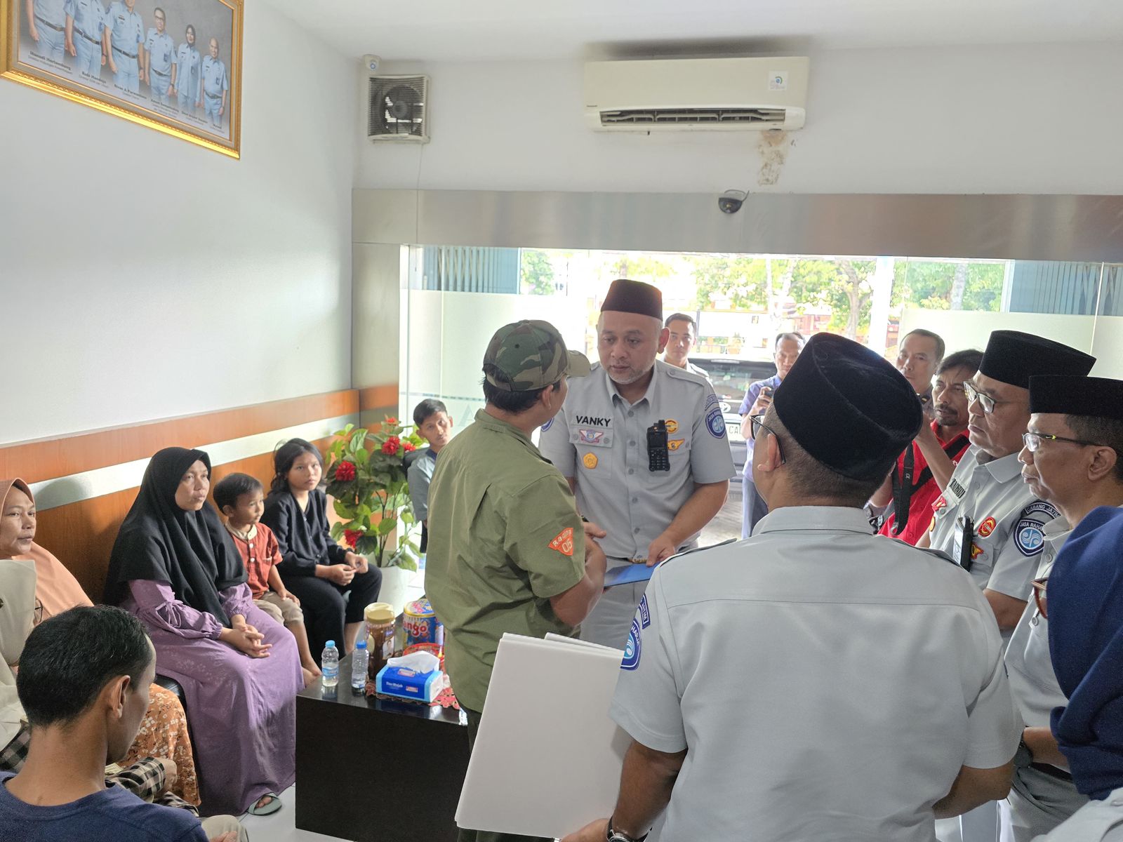 Jasa Raharja Serahkan Santunan Korban Kecelakaan di KM 370 ATol Batang – Semarang