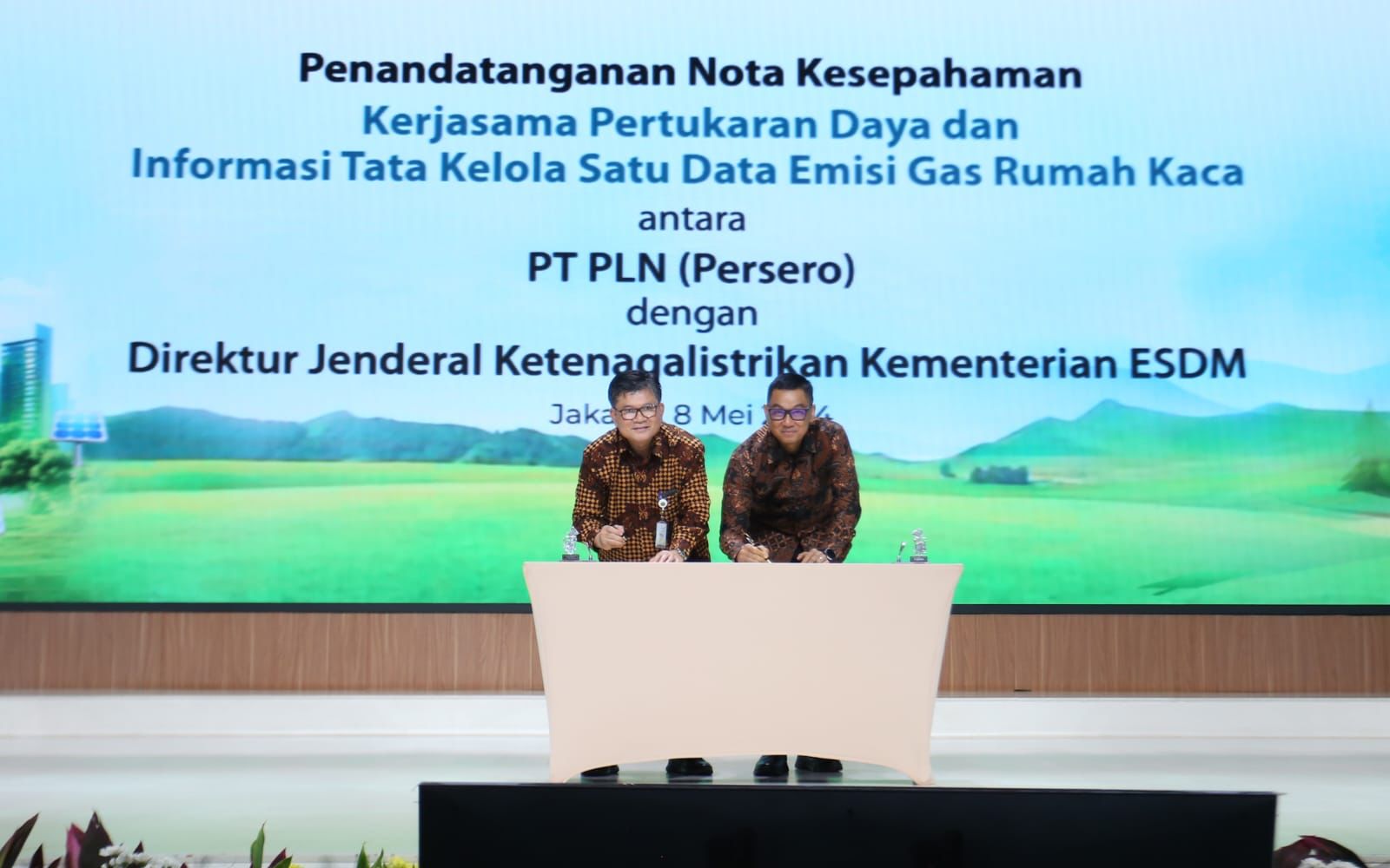 Direktur Jenderal Ketenagalistrikan Kementerian ESDM Jisman P. Hutajulu (kiri) dan Direktur Utama PLN Darmawan Prasodjo (kanan) saat menandatangani kerja sama terkait tata kelola satu data pengendalian perubahan iklim subsektor pembangkit tenaga listrik. Penandatanganan tersebut dilakukan di sela peringatan Hari Bumi yang diselenggarakan di kantor pusat PLN, Jakarta Selatan, Rabu (8/5/2024).( Foto : Istimewa )