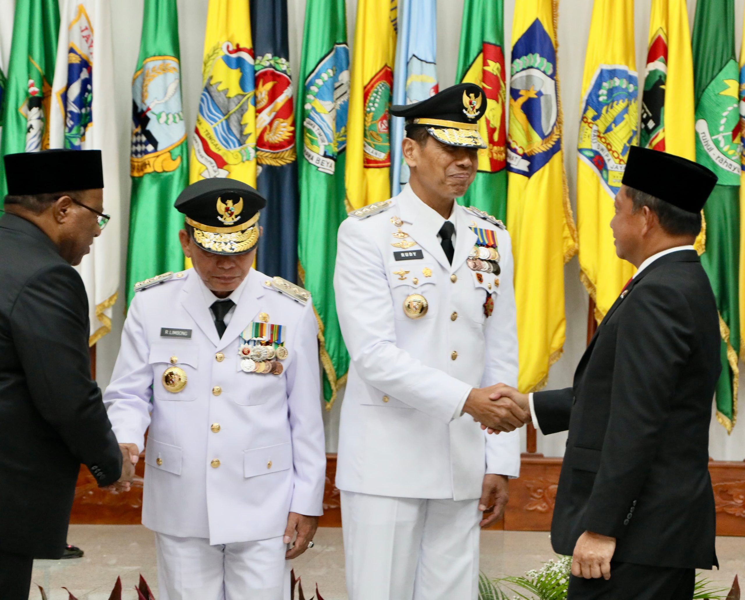 Menteri Dalam Negeri (Mendagri) Muhammad Tito Karnavian ( kanan ) bersalaman dengan Rudy Sufahriadi usai dilantik sebagai penjabat Gubernur Papua Selatan bersamaan dengan Ramses Limbong sebagai penjabat Gubernur Papua. ( Foto : Istimewa )