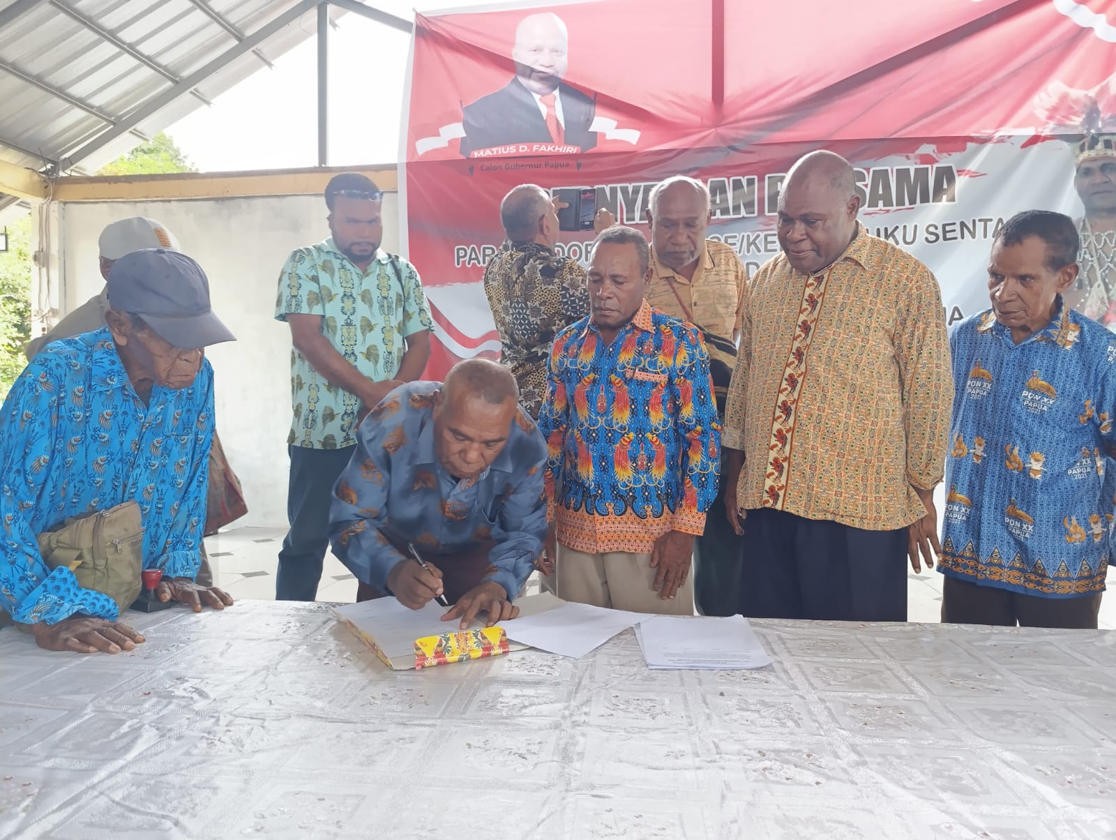Pembacaan dan Penandatanganan dukungan para Ondofolo dan Kepala Suku di Sentani, Senin (5/8/2024).- ( Istimewa )