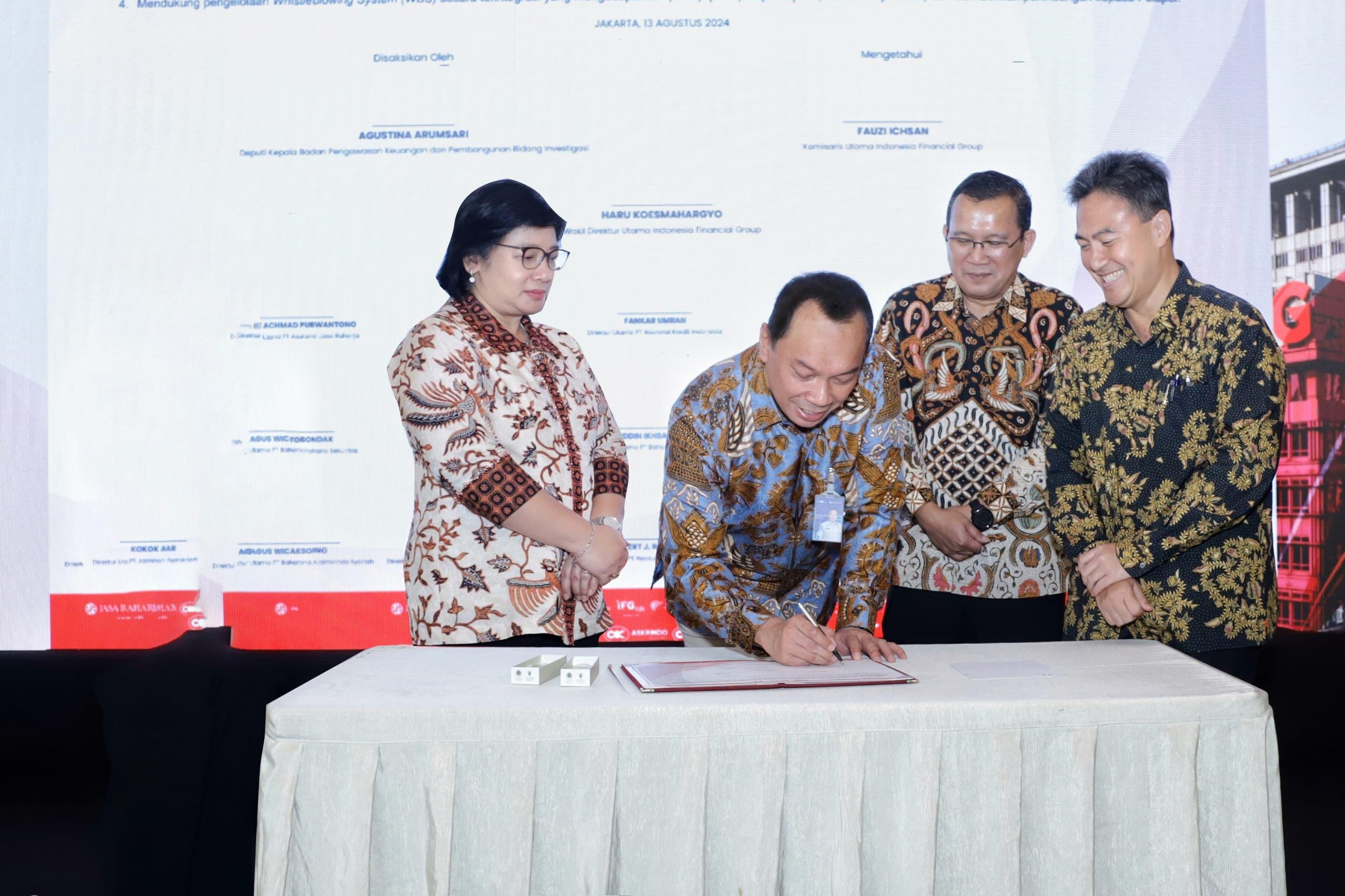 Direktur Utama Jasa Raharja, Rivan A. Purwantono, saat menandatangani Komitmen Anti-Fraud Bersama BPKP. ( Foto : Istimewa )
