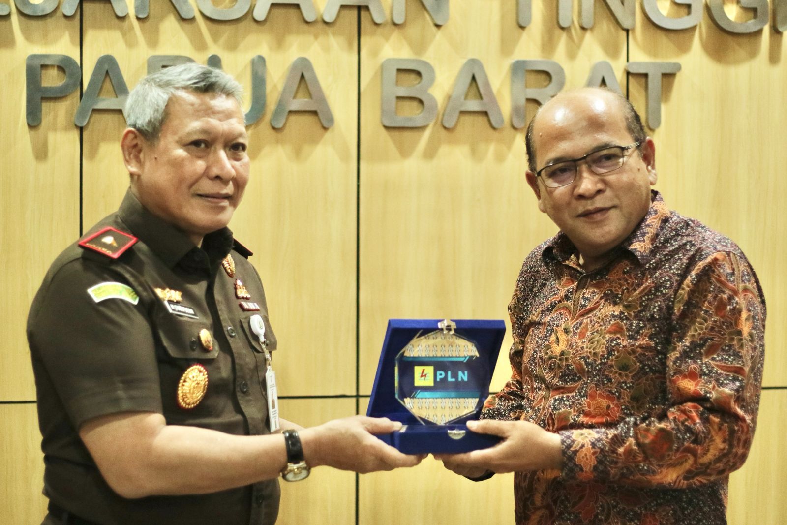 General Manager PLN UIP MPA, Wisnu Kuntjoro Adi ( kanan ) memberikan cinderamata kepada Kepala Kejaksaan Tinggi Papua Barat, Muhammad Syarifuddin, S.H., M.H. ( Foto : Istimewa )