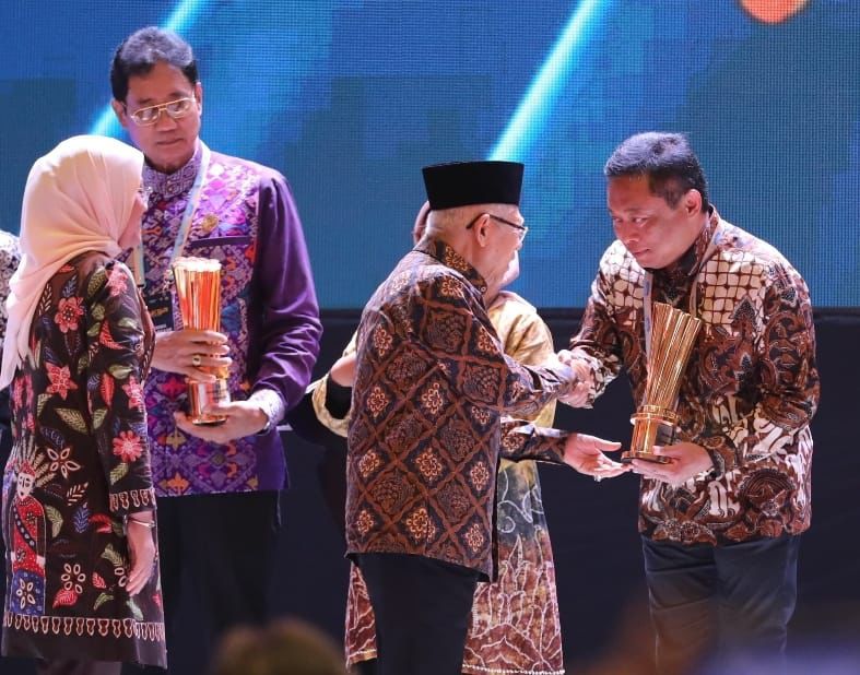 Wakil Presiden RI Ma’ruf Amin (tengah) didampingi Menteri Ketenagakerjaan RI Dr. Hj. Ida Fauziyah, M.Si (kiri) menyerahkan Penghargaan Nasional kepada Telkom dalam kategori BUMN yang Mempekerjakan Tenaga Kerja Penyandang Disabilitas dalam Naker Award 2024 yang diterima langsung oleh Direktur Utama Telkom Ririek Adriansyah (paling kanan) di JiExpo Kemayoran Jakarta, Jumat (23/8). ( Foto : Istimewa )