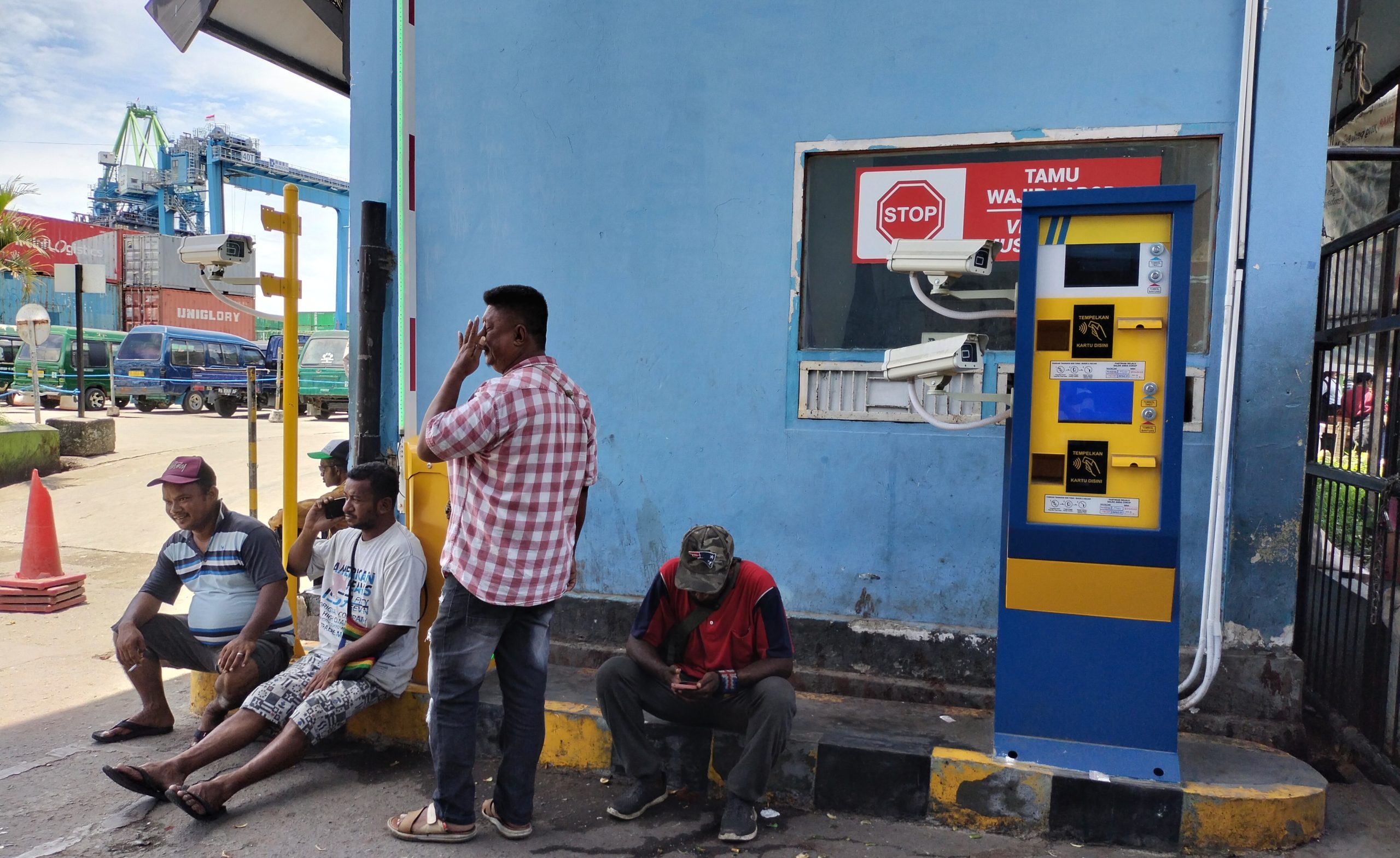 Salah satu infrastruktur E- Pass sistem digitalisasi yang terpasang di pintu masuk pelabuhan Jayapura. ( Foto : Muhammad Kasim )