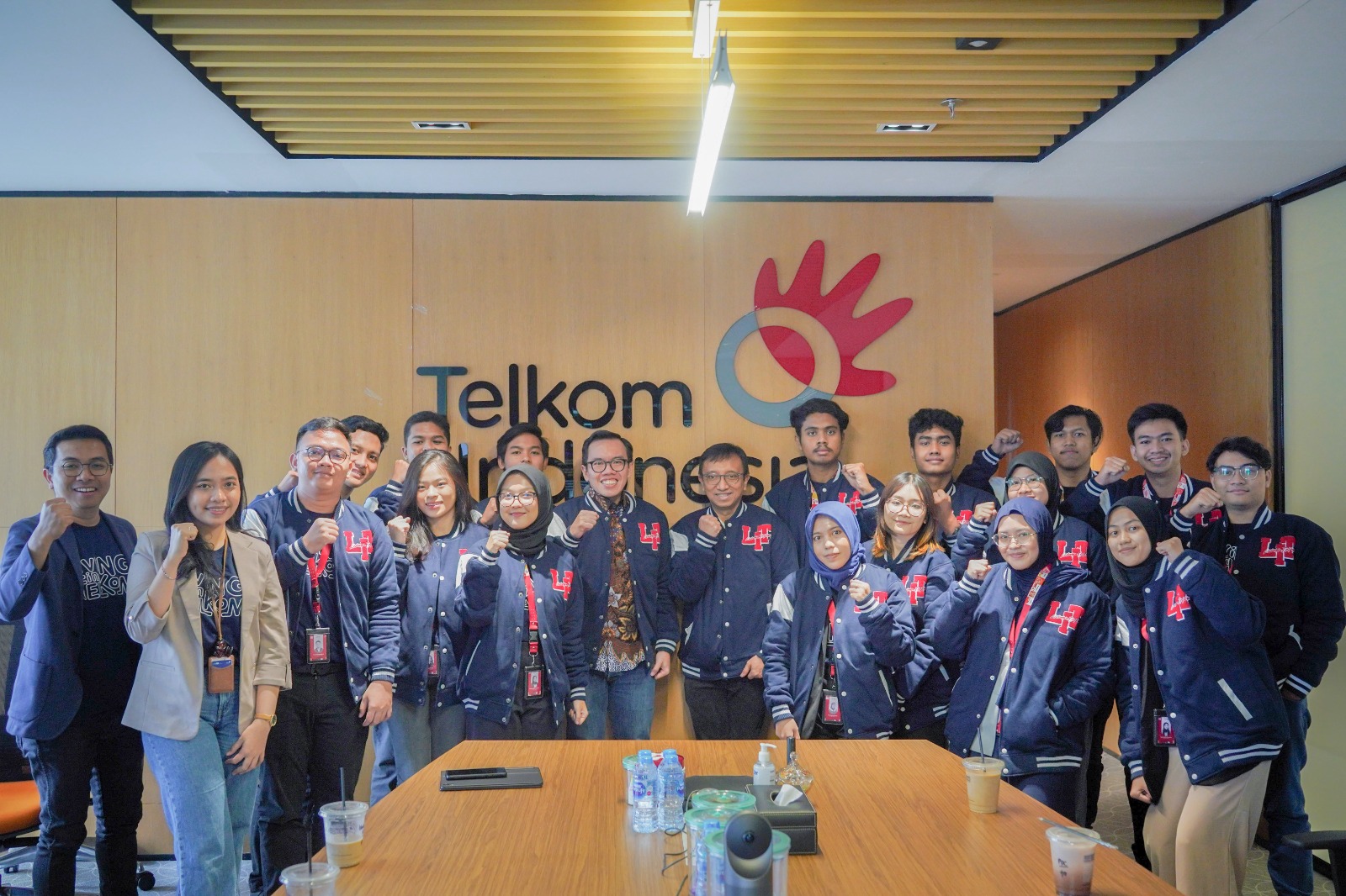 Direktur Digital Business Telkom Muhammad Fajrin Rasyid bersama peserta Digistar Class. Pada kesempatan tersebut, Fajrin memberikan pemahaman terkait menciptakan inovasi dan membangun startup. ( Foto : Istimewa )