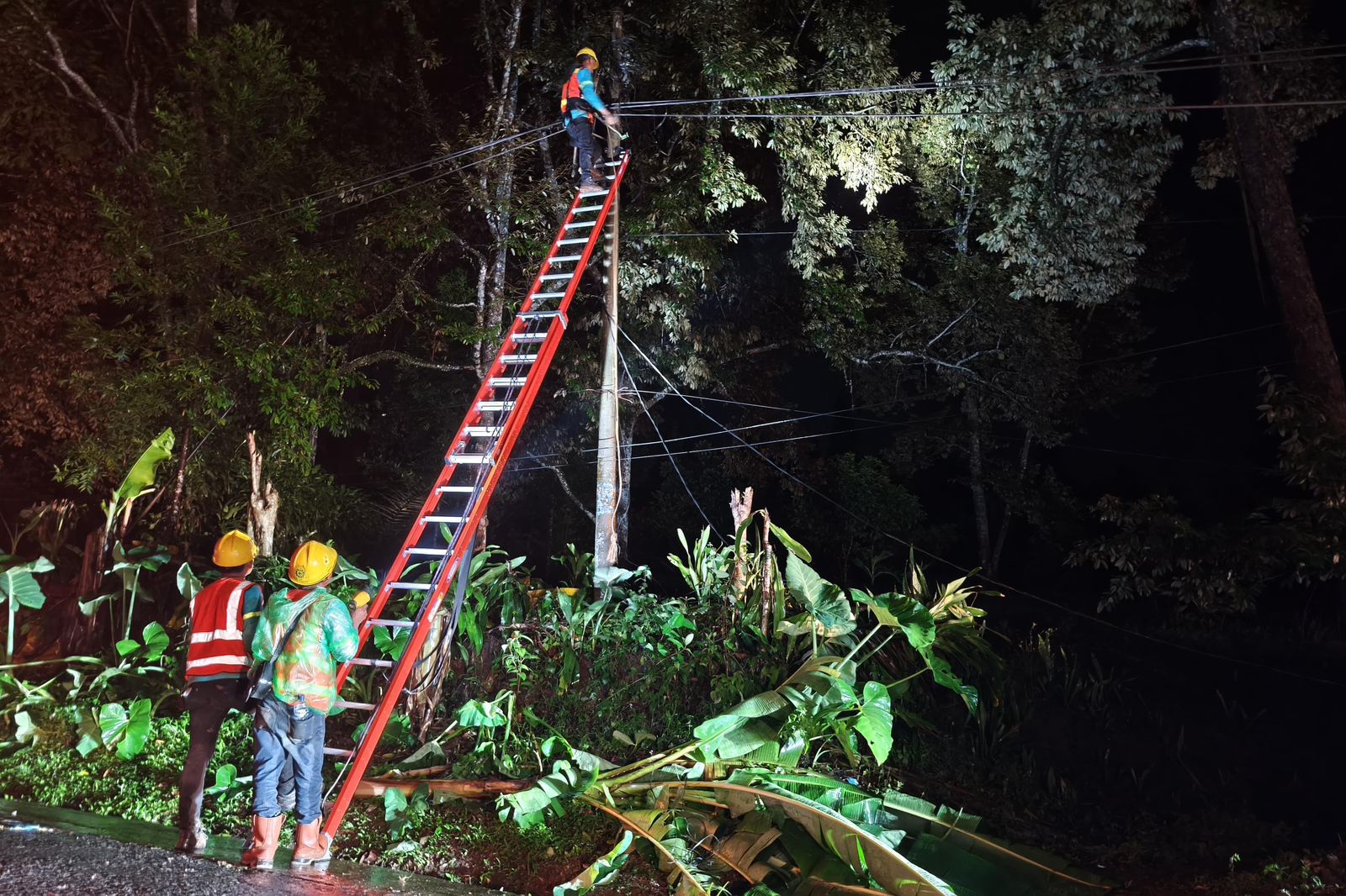 Bertahap, PLN Berhasil Pulihkan Kelistrikan Pascacuaca Ekstrem di Beberapa Wilayah Jawa Barat