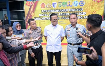 Direktur Utama Jasa Raharja Rivan A. Purwantono ( paling kanan )bersama Wakil Menteri BUMN Dony Oskaria, Kakorlantas Polri Irjen Pol. Aan Suhanan, dan Direktur Operasional Jasa Raharja, Dewi Aryani Suzana ketika diwawancara oleh media. ( Foto : Istimewa )