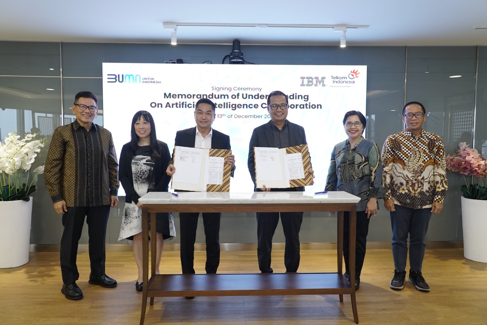 Executive Chairman IBM Indonesia Omar Sjawaldy Anwar (Paling Kiri), General Manager and Technology Leader IBM ASEAN (Kedua dari Kiri), President Director IBM Indonesia Roy Kosasih (Ketiga dari Kiri), Direktur Strategic Portfolio Telkom Budi Setyawan Wijaya (Ketiga dari Kanan), Direktur Enterprise & Business Service FM Venusiana R (Kedua dari Kanan), dan EVP Digital Business & Technology Komang Budi Aryasa (Paling Kanan) pada acara penandatangan Memorandum of Understanding (MoU) antara PT Telkom Indonesia (Persero) Tbk (Telkom) dan PT IBM Indonesia (IBM) di Telkom Landmark Tower (TLT), beberapa waktu yang lalu. ( Foto : Istimewa )