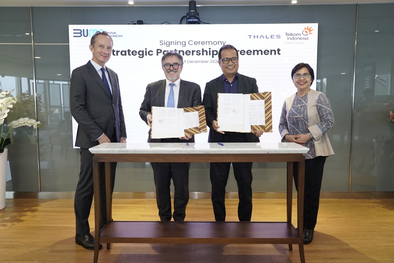 VP Asia Region – Thales Nicolas Bouverot (Paling Kiri), SVP Asia and Latin America Thales Guy Bonassi (Kedua dari Kiri), Direktur Strategic Portfolio Telkom Budi Setyawan Wijaya (Kedua dari Kanan), dan Direktur Enterprise & Business Service FM Venusiana R (Paling Kanan) dalam acara penandatanganan Strategic Partnership Agreement (SPA) antara Telkom Indonesia dengan Thales, beberapa waktu yang lalu. ( Foto : Istimewa )