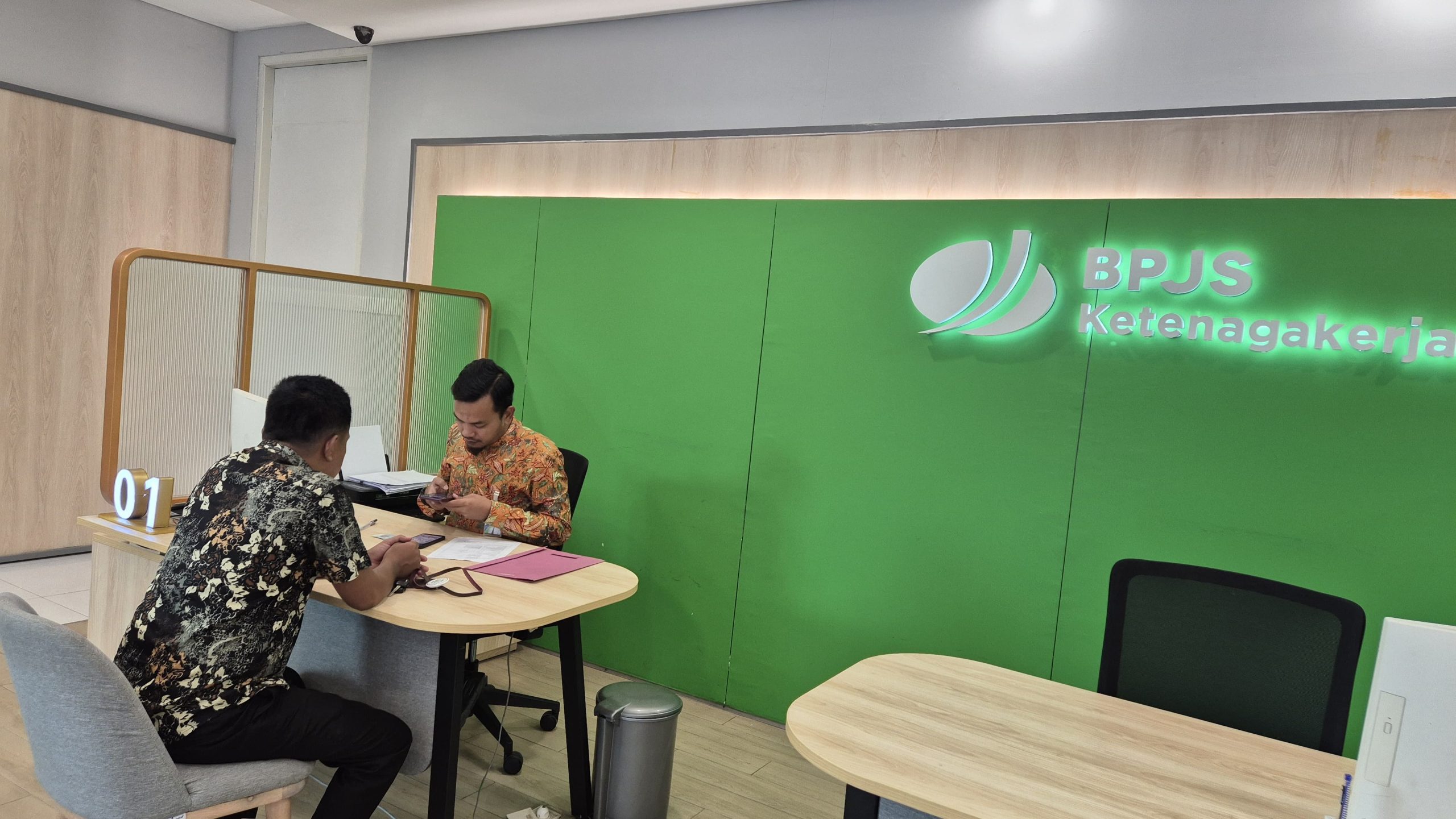 Layanan di Kantor BPJS Ketenagakerjaan Papua. ( Foto : Istimewa )