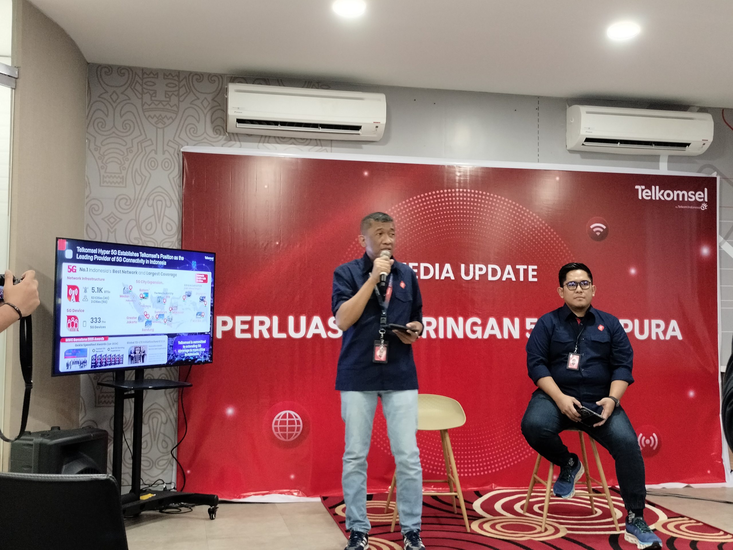 Manager Region Network Operations and Productivity Telkomsel Maluku and Papua Yasrinaldi, menjelaskan jaringan 5G dalam kegiatan update media di Jayapura,Selasa ( 6/5/2025). ( Foto :Muhammad Kasim )