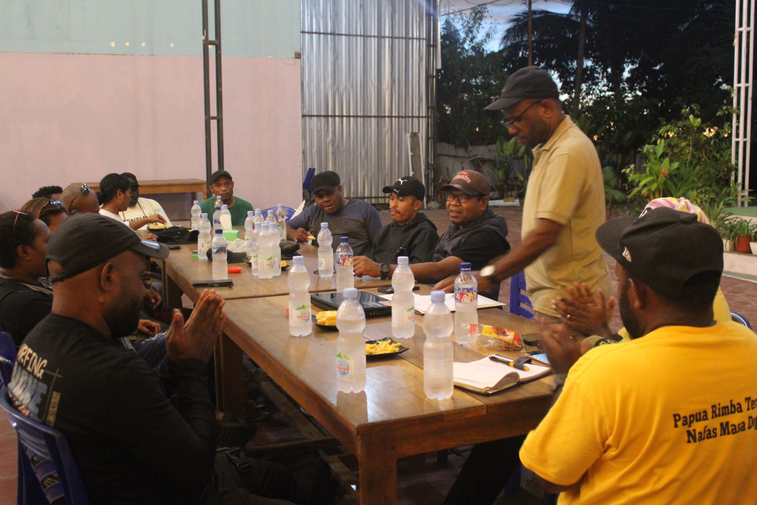 Jajaran pengurus Asosiasi Wartawan Papua (AWP) menggelar rapat persiapan kegiatan Festival Media Tanah Papua di Nabire. (Foto : Istimewa )