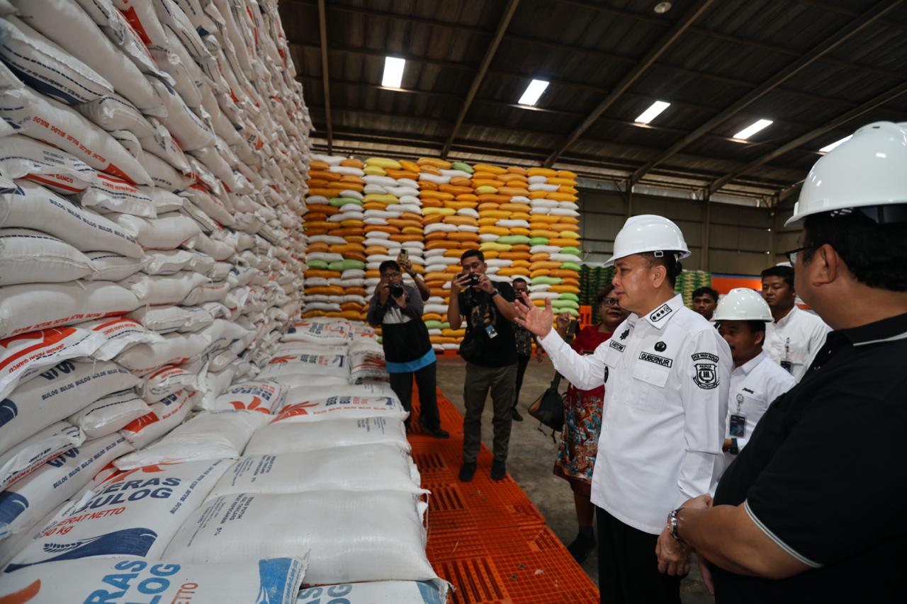 Pj Gubernur Agus Fatoni saat Sidak ke Gudang Perum Bulog di Santarosa, Argapura, Kota Jayapura. (Foto:Dian Mustikawati)
