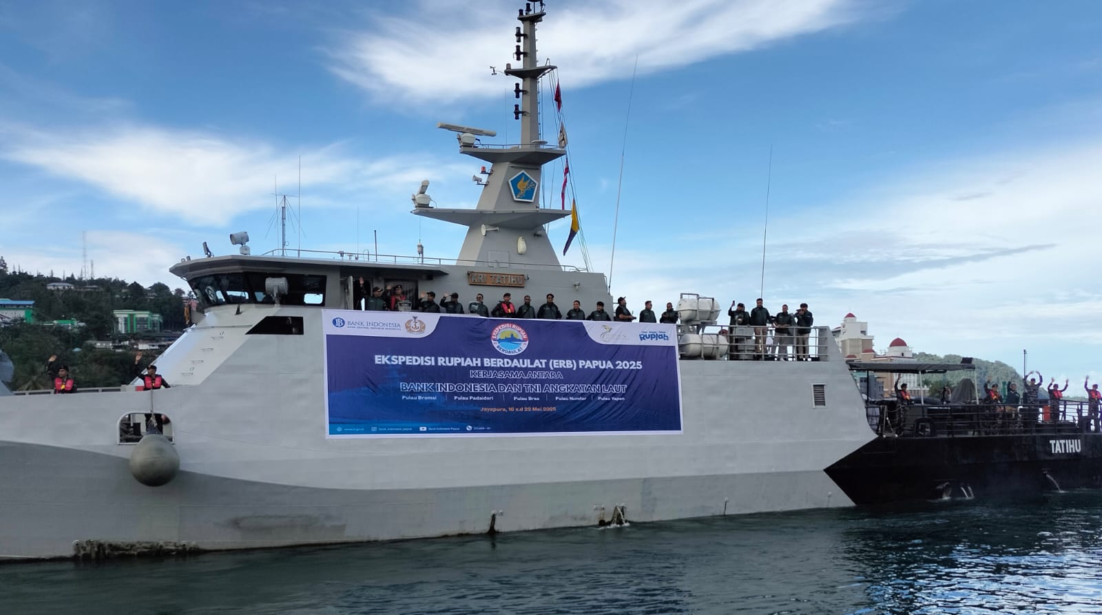Ekspedisi Rupiah Berdaulat 2025 BI Papua bekerja sama dengan TNI Angkatan Laut menggunakan KRI Tatihu-853. ( Foto : Muhammad Kasim )