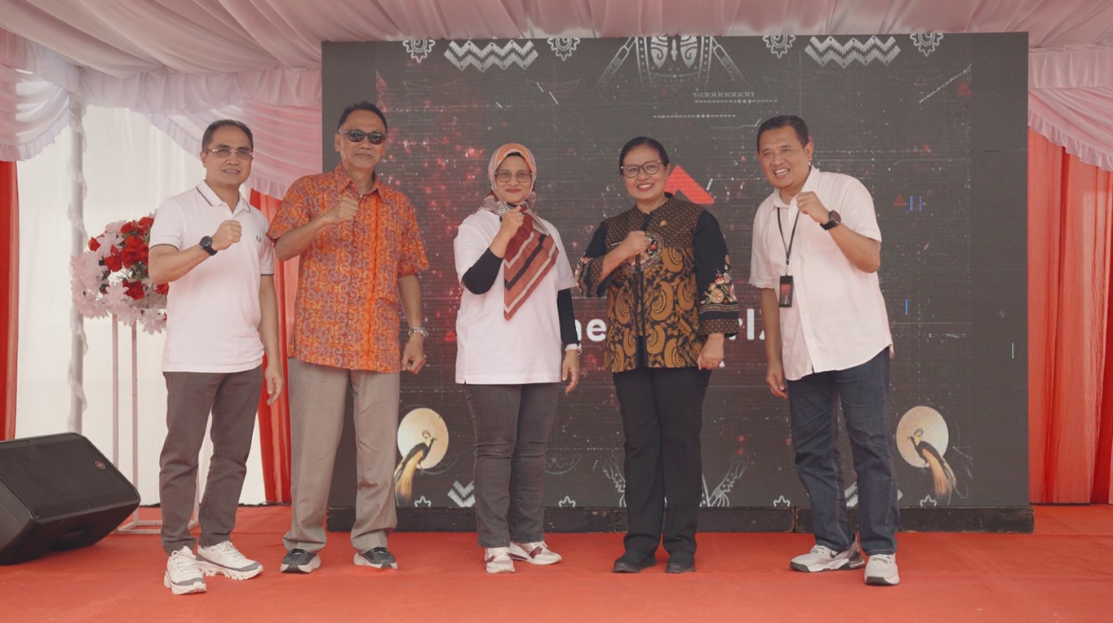 (kiri ke kanan) Direktur Wholesale & International Business Service Telkom Honesti Basyir, Komisaris Telkom Rizal Mallarangeng, Direktur Utama Telkom Dian Siswarini, Perwakilan Pemerintah Provinsi Papua, dan EVP Telkom Regional V Amin Soebagyo pada acara peresmian fasilitas edge data center neuCentrIX Telkom ke-28 yang berlokasi di Jayapura, Papua pada Kamis (4/12). ( Foto : Istimewa )
