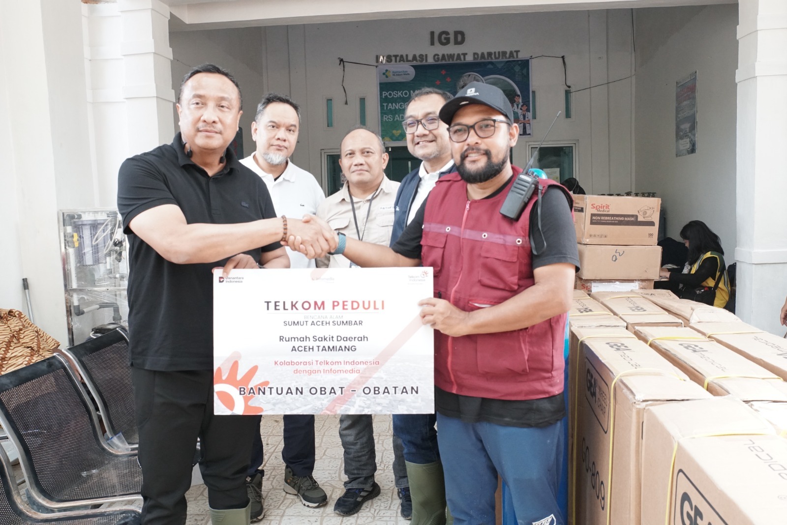 Direktur Network Telkom Nanang Hendarno saat memberikan bantuan obat-obatan kepada Rumah Sakit Daerah Aceh Tamiang pada Senin (15/12). ( Foto : Istimewa )