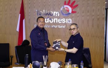 Direktur Network Telkom Nanang Hendarno (kiri) saat memberikan cinderamata kepada President Director CCSI Peter Djatmiko (kanan) saat acara penandatanganan Memorandum of Understanding (MoU) antara Telkom dan CCSI di Jakarta pada Senin (15/12). ( Foto : Istimewa )