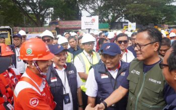 Chief Operating Officer Danantara Dony Oskaria bersama para Relawan usai agenda apel kesiapan Relawan BUMN Peduli yang di area Bandara Kualanamu, Sumatra Utara, Jumat (19/12). ( Foto : Istimewa )