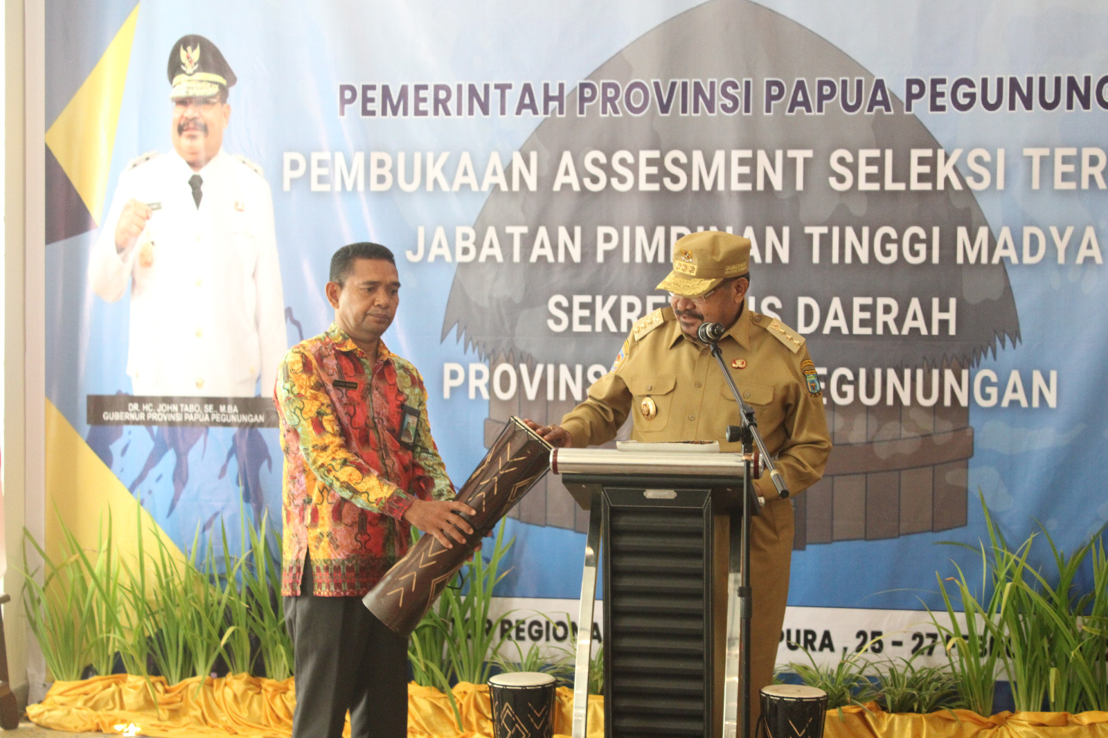 Guberur John Tabo saat membuka secara resmi Assement Seleksi Terbuka Jabatan Pimpinan Tinggi Madya (JPT) Sekretaris Daerah Provinsi Papua Pegunungan, Rabu 25 Februari 2025 di Hotel Suni Abepura, Kota Jayapura.(foto: Kominfo)