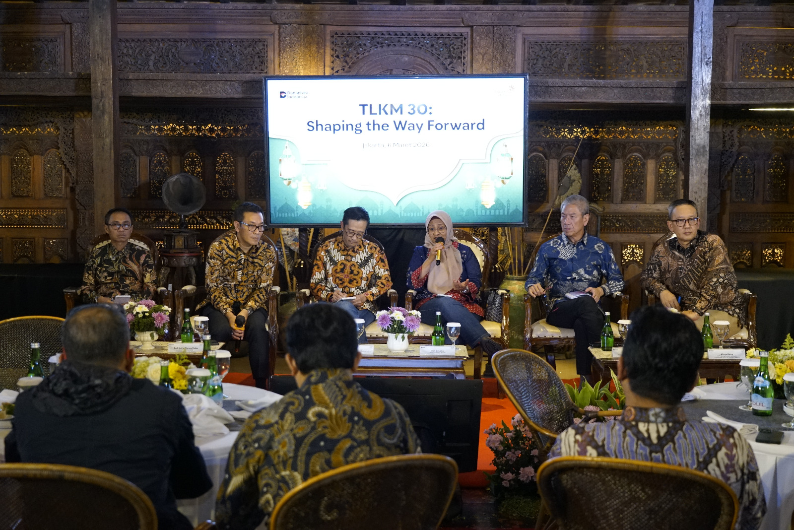 (Kiri ke kanan) Direktur IT Digital Telkom Faizal Rochmad Djoemadi, Direktur Wholesale & International Service Telkom Budi Satria Dharma Purba, dan Direktur Human Capital Management Willy Saelan, Direktur Utama Telkom Dian Siswarini, Direktur Legal & Compliance Telkom Andy Kelana, dan SVP Group Sustaibility & Corporate Communication Telkom Ahmad Reza pada agenda TelkomGroup Business Update yang diselenggarakan di Jakarta, pada Jumat (6/3). ( Foto : Istimewa )