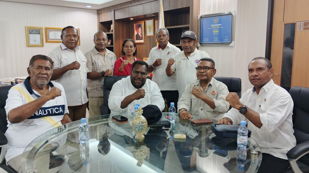Ketua Umum beserta Sekretaris Umum KONI Papua didampingi Tim Penjaringan dan Panitia Musorprov saat memberikan keterangan pers. ( Foto : Istimewa )
