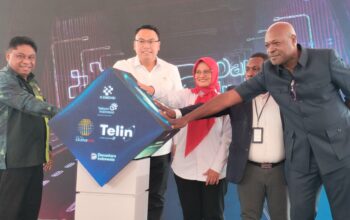 (kiri ke kanan) Gubernur Kepala Daerah Papua yang diwakili oleh L. Christian Sohilait, Wakil Menteri Komunikasi dan Digital RI Angga Raka Prabowo, Direktur Utama Telkom Dian Siswarini, Wakil Konsulat Papua Nugini di Jayapura Leon Galemo, dan CEO PNG DataCo Paul Komboi meresmikan kabel laut lintas batas pertama yang menghubungkan Indonesia dan Papua Nugini guna memperkuat konektivitas digital di Kawasan Timur Indonesia serta membuka koridor digital baru menuju Asia-Pasifik, Jumat (8/5). ( Foto : Istimewa )