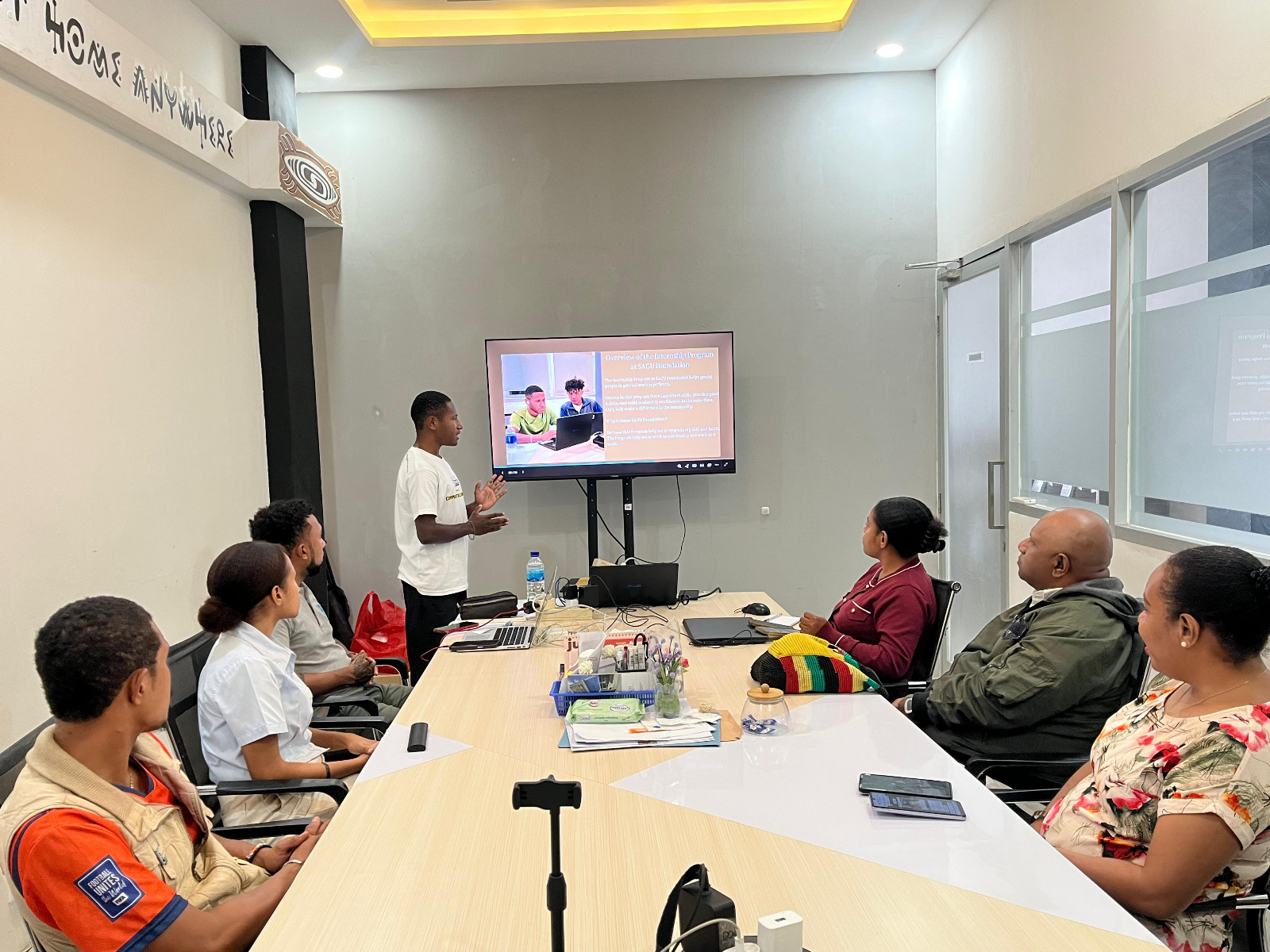 Jamieson Ap Balim Wenda, Siswa kelas 11 IPA SMA Yapelin OB Anggen Bokondini saat mempresentasikan hasil magang desain grafis bersama tim Social Media Engagement Sagu Foundation. ( Foto : Istimewa )