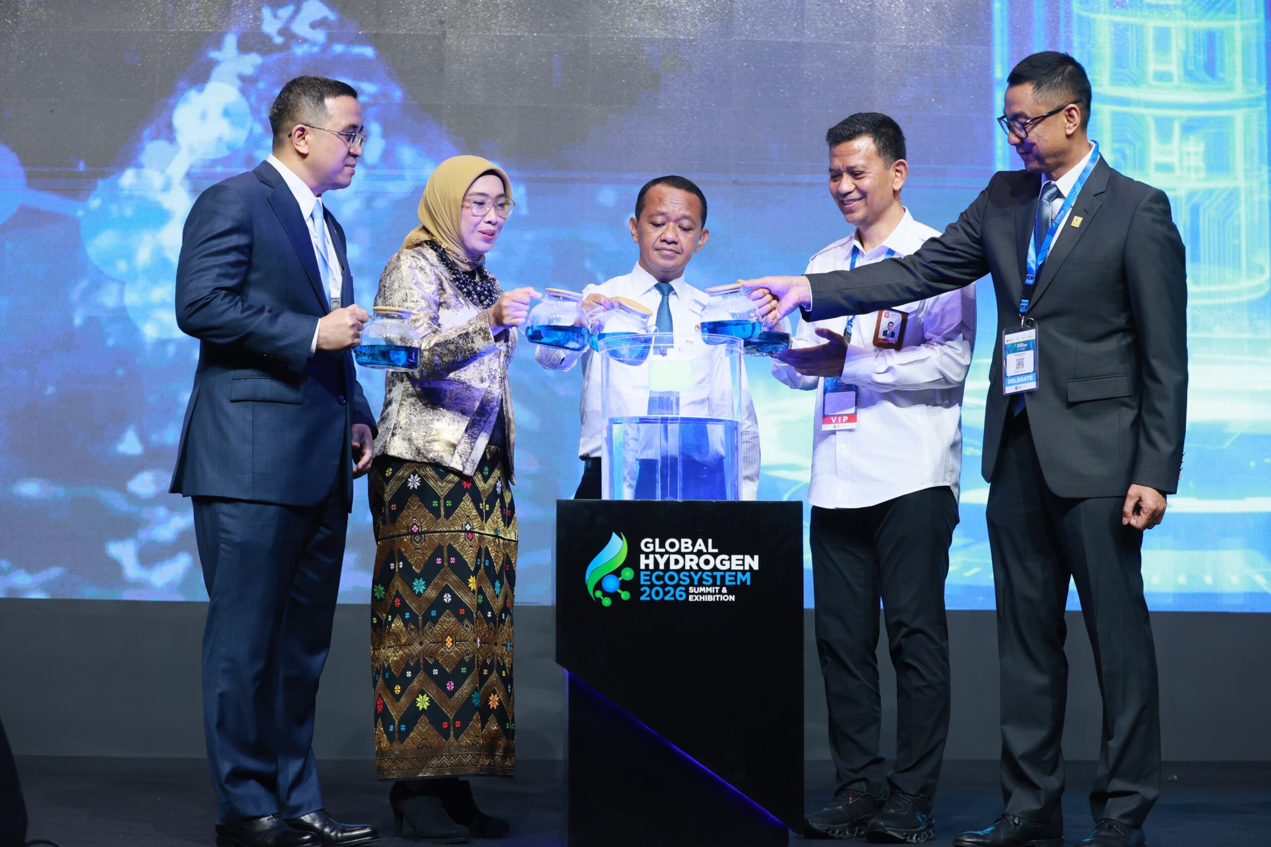Menteri Energi dan Sumber Daya Mineral (ESDM), Bahlil Lahadalia (tengah), Direktur Energi Baru Terbarukan dan Konservasi Energi Kementerian ESDM, Eniya Listiani Dewi (kedua dari kiri), Direktur Utama PLN, Darmawan Prasodjo (kanan), Wakil Kepala BRIN, Amarulla Octavian (kedua dari kanan), dan Wakil Direktur Utama Pertamina, Oki Muraza (kiri) ketika meresmikan pembukaan acara Global Hydrogen Ecosystem Summit and Exhibition (GHES) 2026 di Jakarta pada Selasa (21/7). ( Foto : Istimewa )