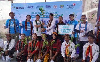 TelkomGroup berkolaborasi dengan pemerintah daerah, mitra, dan masyarakat dalam aksi penanaman 10.000 bibit mangrove di Manggarai Barat, Nusa Tenggara Timur. ( Foto : Istimewa )
