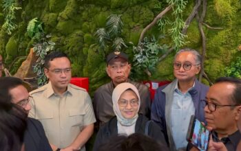 Direktur Utama Telkom Dian Siswarini memaparkan progress perbaikan infrastruktur dan layanan TelkomGroup pada agenda Rapat Koordinasi Penanganan Gempa wilayah Nusa Tenggara Timur, bersama jajaran pemerintah dan BUMN, di Labuan Bajo, Minggu (16/8). ( Foto : Istimewa )