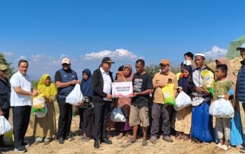 Direktur Network Telkom Nanang Hendarno dan tim teknis TelkomGroup melakukan pengecekan perangkat jaringan di salah satu site terdampak gempa di Nusa Tenggara Timur (NTT), sebagai bagian dari upaya percepatan pemulihan konektivitas dan memastikan layanan telekomunikasi kembali beroperasi normal. ( Foto : Dok _Telkom )