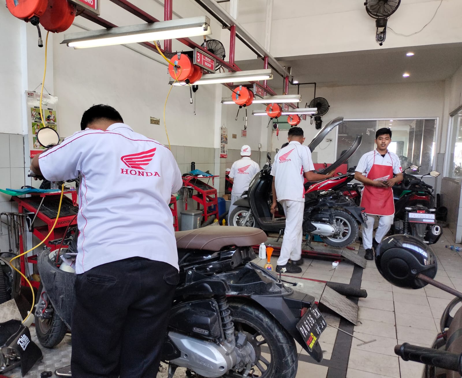 Mekanik AHASS Entrop Jayapura sedang mengerjakan sepeda motor customer Honda( Foto : Muhammad Kasim )