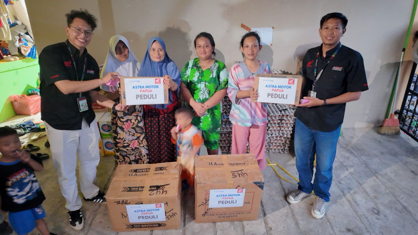 Astra Motor Papua Salurkan Bantuan Selimut Dan Pakaian Bagi Korban Kebakaran Dok V Jayapura 