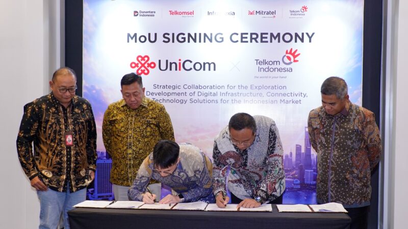 Jajaran manajemen TelkomGroup dan China Unicom usai penandatanganan Nota Kesepahaman (MoU) di Jakarta, Senin (21/9). ( Foto : Istimewa )